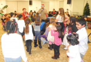 Volunteers entertain HIPPY kids
